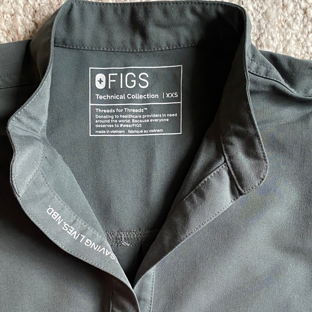 FIGS Women’s MOSS green medical scrub top - Picture 2 of 4